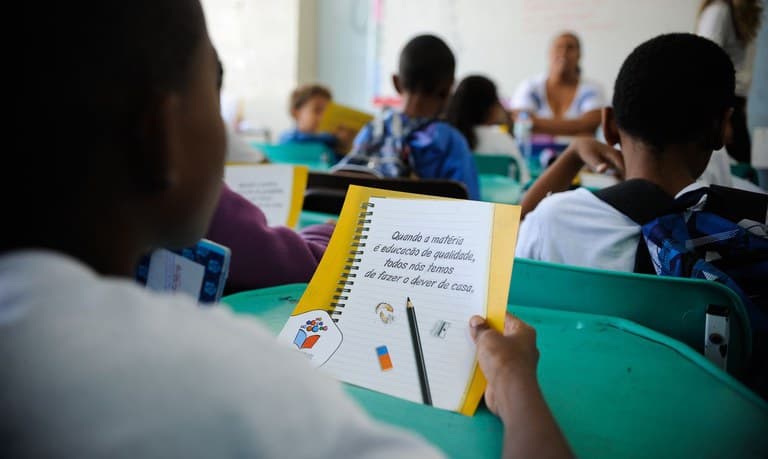 Alunos estudando em sala de aula, imagem que representa o aumento das matrículas e da educação profissional no Brasil segundo o Censo Escolar.