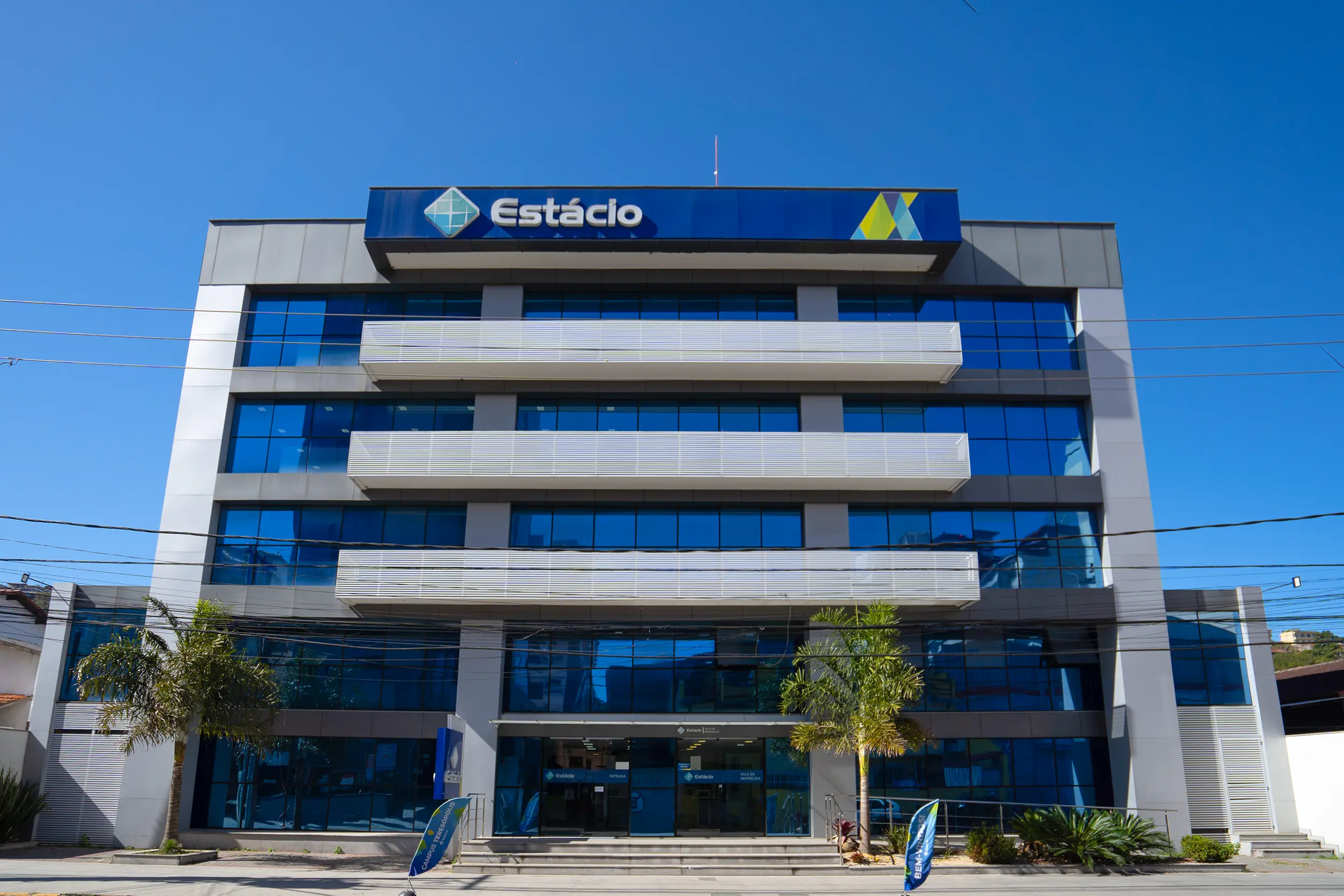 Estudante avaliando se a faculdade Estácio vale a pena, com nota do MEC e bolsa de estudo