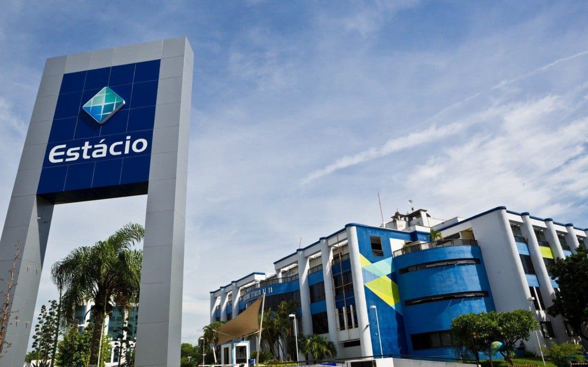 Pessoa fazendo redação online no processo seletivo da Estácio para conseguir bolsa sem ENEM
