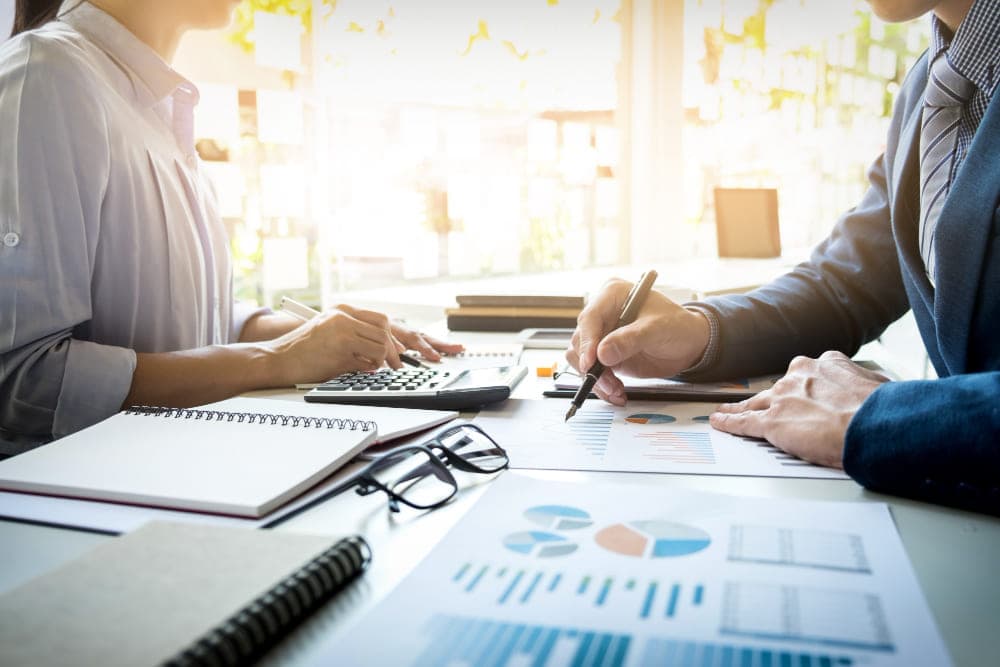 Estudante fazendo curso de Administração EAD no notebook em 2026