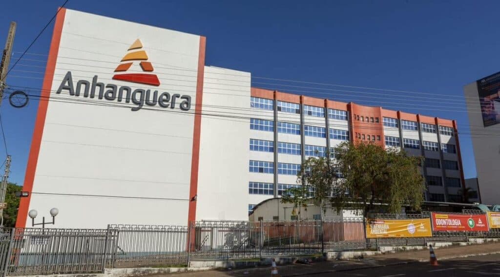 Estudante assistindo aula online de um curso EAD da Anhanguera com bolsa de estudo