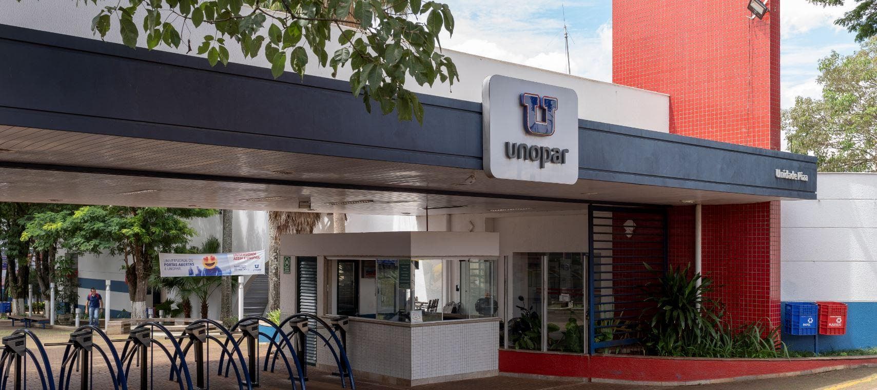 Estudante assistindo aula online de um curso EAD da Unopar com bolsa de estudo
